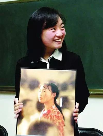 她13岁成谋女郎一举成名，被张艺谋一句话劝退，