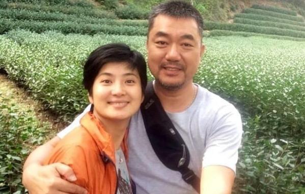 荧屏硬汉董勇，一心扑事业46岁结婚生女，对小9岁妻子一见钟情