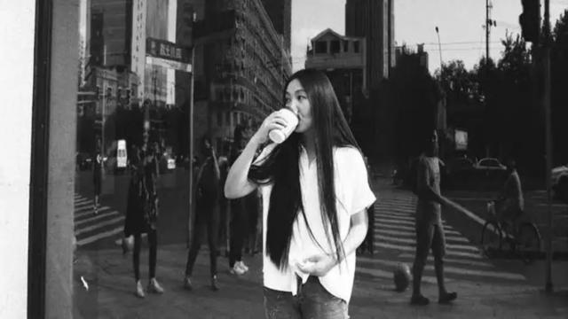 给那英、刘德华写歌，陪何炅走红毯，为什么她不红还招人爱？