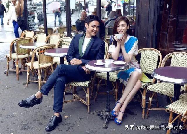 李小冉和明道一组浪漫街拍，情侣风的配色好养