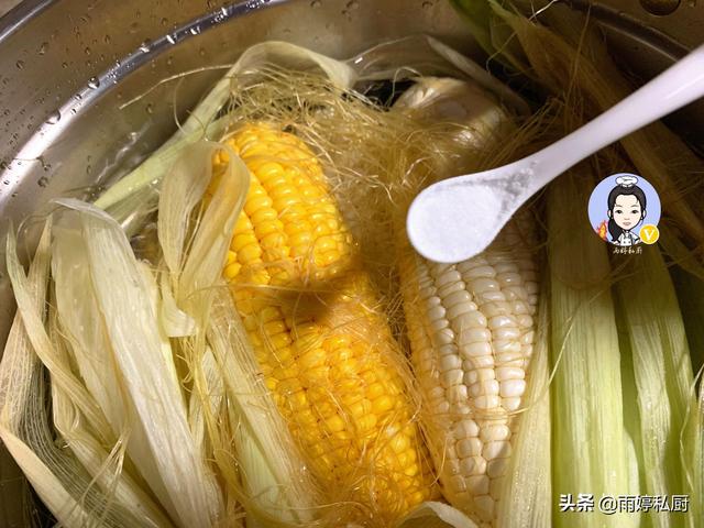 煮玉米，切记别只会用清水直接煮，多加1勺“它”玉米香甜又软糯