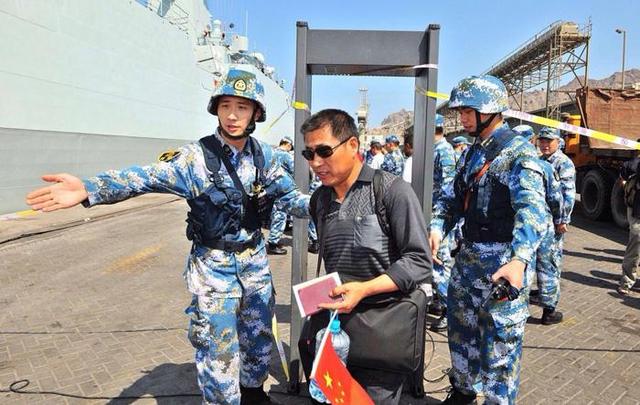 我国901综合补给舰，排水量与中型航母相当，能否满足作战需求？