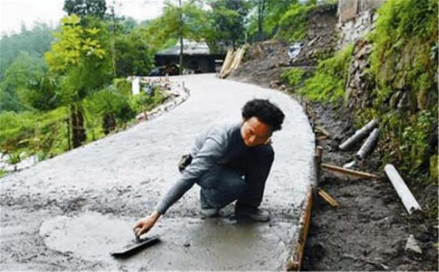 那个汶川地震背着儿子遗体，走25公里带儿回家的