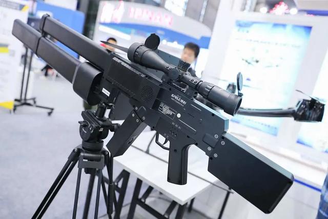 解放军的特殊武器：匕首可发射子弹，电磁枪像