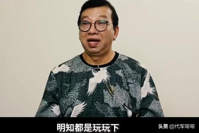 他是周星驰御用配角，演《少林足球》出名，如今62岁生活很惬意