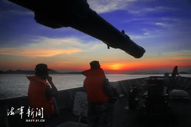 东海，舰艇编队破浪出击