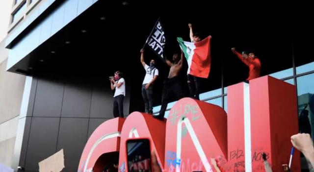 “我在美国亲历两次暴乱，身后是催泪瓦斯和橡