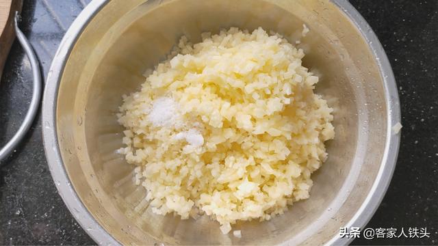 土豆加1根苦瓜这样做，出锅孩子吃不停嘴，口感好味又香，超解馋