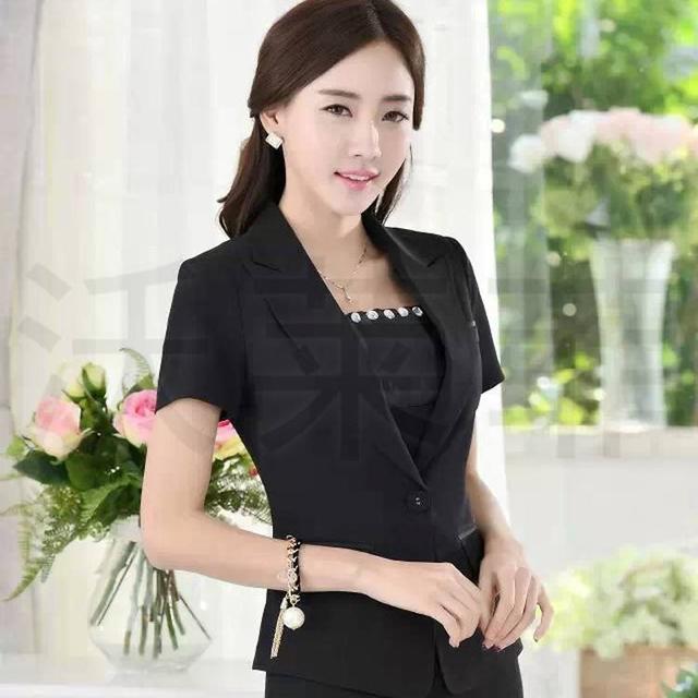 小孩|官方回应小孩被挂峭壁上拍照 场面让人揪心