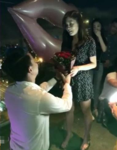 柯有伦官宣妻子怀孕，晒八月孕照合影，分享孕期趣事