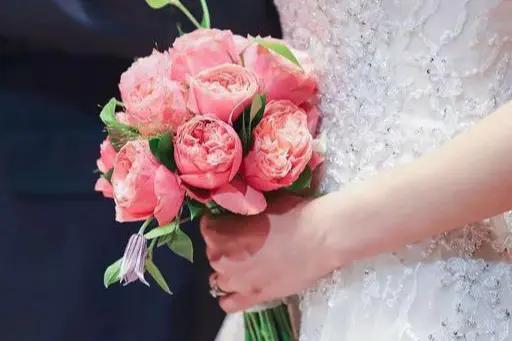 “嫁我儿子得听我的”：婚礼上婆婆立规矩，儿