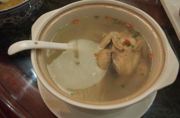 儿媳有喜，俺每天炖鸡汤，儿子嘴馋喝一小口后