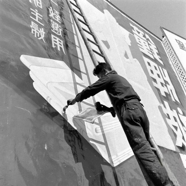 40年代老照片：广告牌展现大上海的繁华，原来张爱玲还是电影编剧