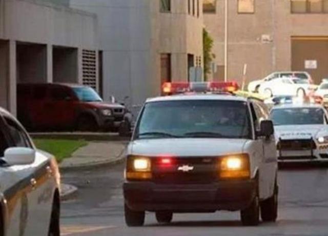 警察抓人总是拉警报，难道不怕坏人听见逃跑吗