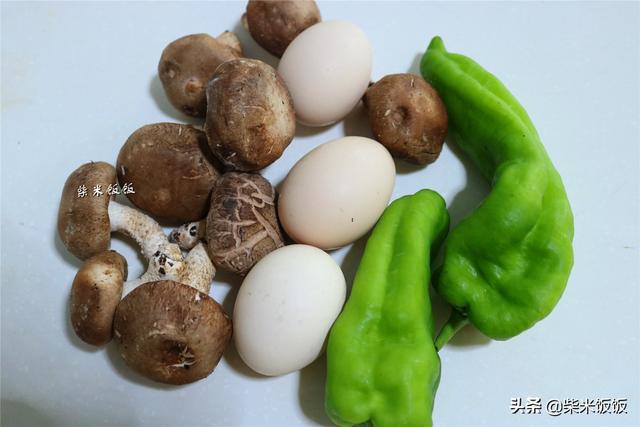 我家吃香菇，最喜欢搭配这食材，简单一炒，味道鲜美赛过吃肉