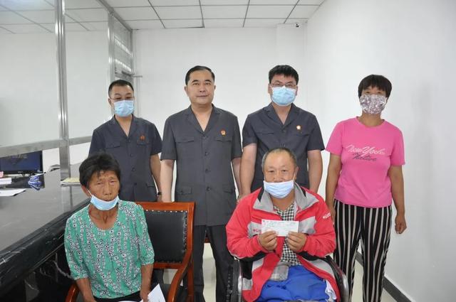 司法救助暖人心，群众致谢送锦旗