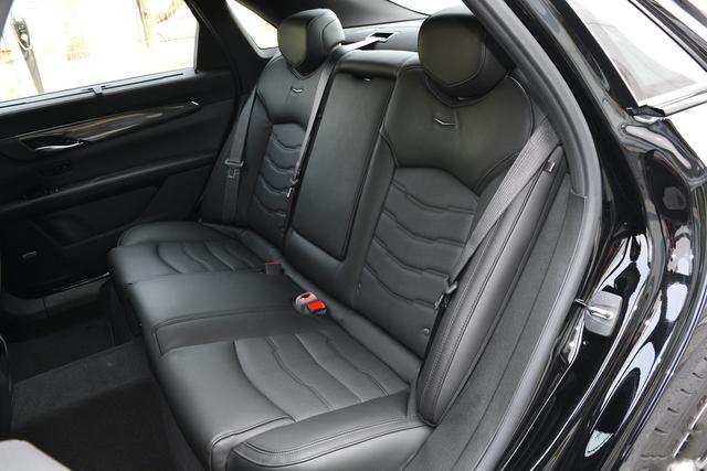 凯迪拉克的旗舰豪车，与S级近乎一样大，配置奢