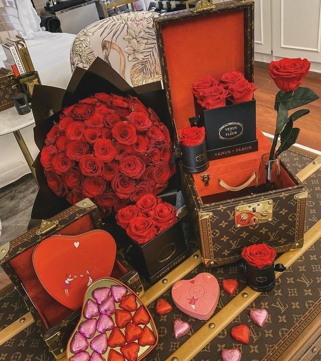 确实奢华，lv硬箱堆成小山坡，爱马仕包包摆成墙