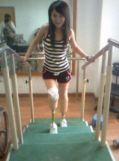 她在汶川地震中失去双腿，又遭丈夫出轨抛弃，如今现状如何？