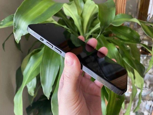 iPhone12高通基带回归标配5G，120Hz高刷屏幕，减配有线耳机？