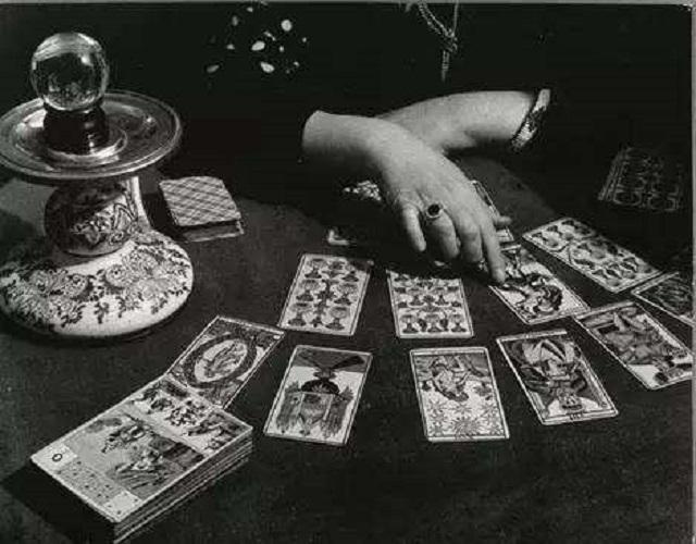 小伙被预言近期死于空难，他在家闭门不出，最