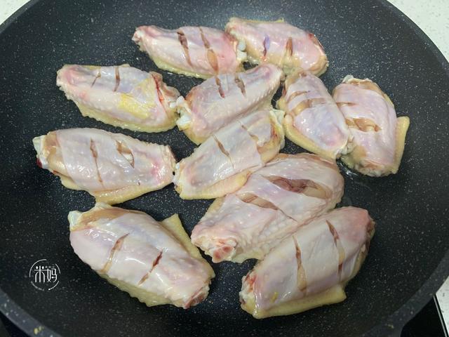 鸡翅这样煮不用一滴油，表皮酥香，肉质鲜嫩，比可乐鸡翅好吃多了