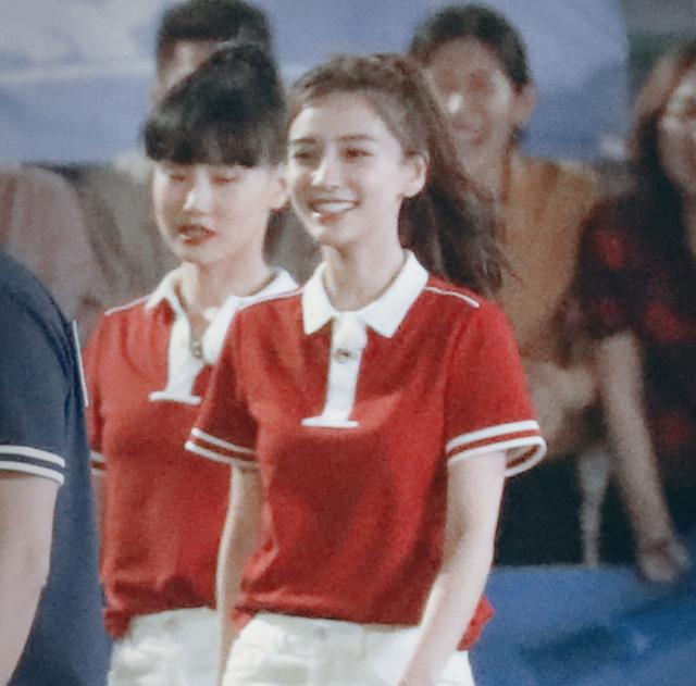 baby穿紧身裤不搭高跟鞋，见她生图下的全身照，真实身材一望而知