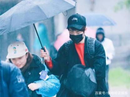 明星出道的机缘巧合，肖战出道前是设计师，沈月被当成模特救场