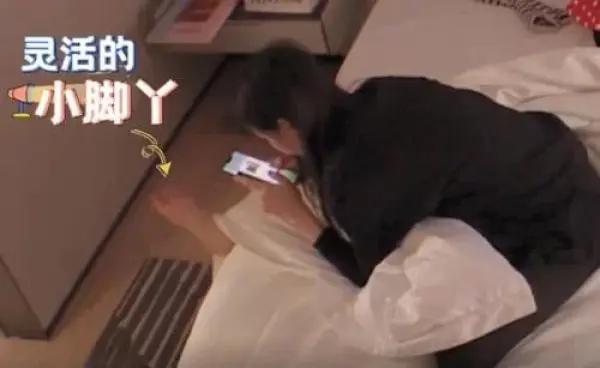 郑爽起床后拉开窗帘，忘记自己穿的是紧身裤，阳光下双腿瘦的吓人