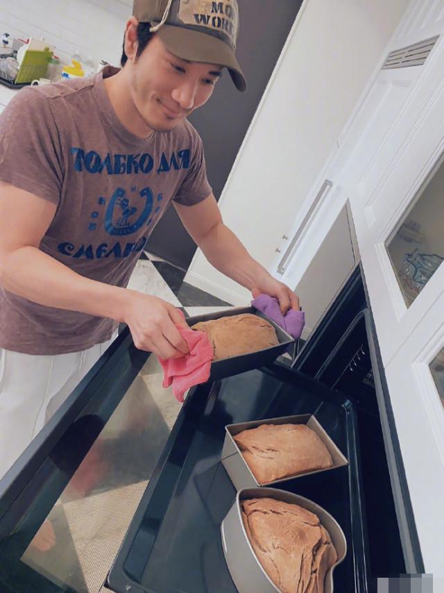 王力宏罕晒烘焙照，被孩子称烤包爸他一脸幸福，肱二头肌太抢镜