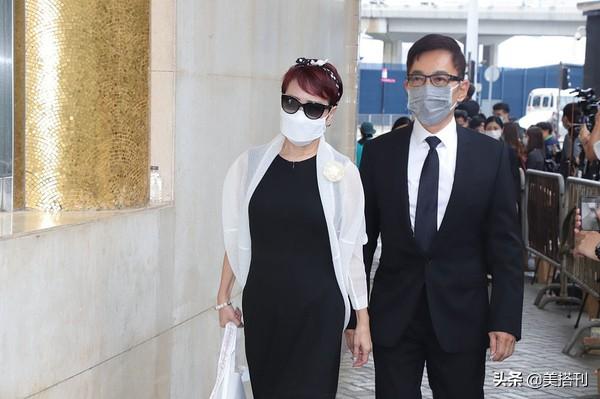 赌王设灵仪式，郭晶晶霍启刚十指紧扣，奚梦瑶