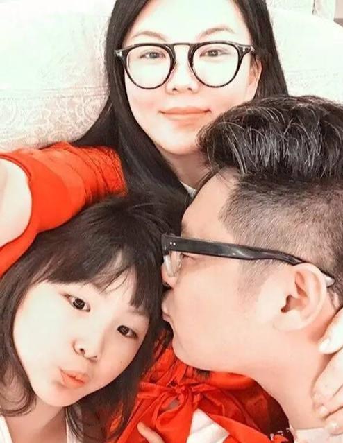 李湘晒王岳伦和女儿合照，王诗龄项链价格惊人