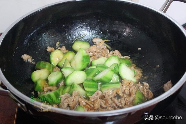 进入8月，吃红豆绿豆都不如吃这瓜，加肉炒鲜香味美，营养全面