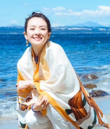 章子怡与闺蜜出游，小腹凸出疑怀孕 网友：这是学张艺谋生3胎吗？