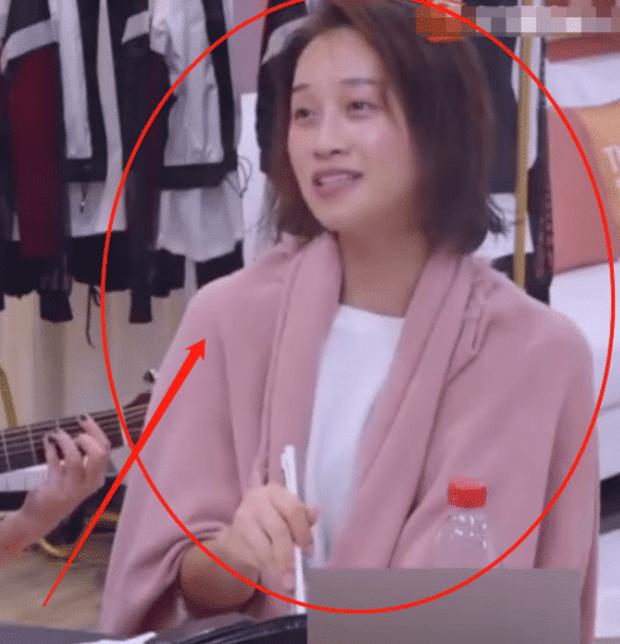 蓝盈莹洗漱后吃火锅，还没化妆就被拍下，30岁的