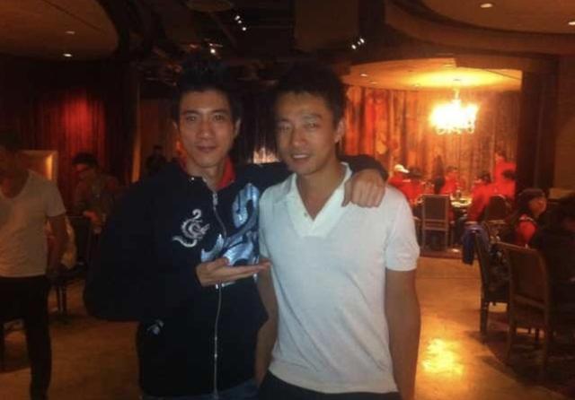 汪小菲深夜晒16年旧照秀恩爱，感慨自己长皱纹，但大s一直都很美