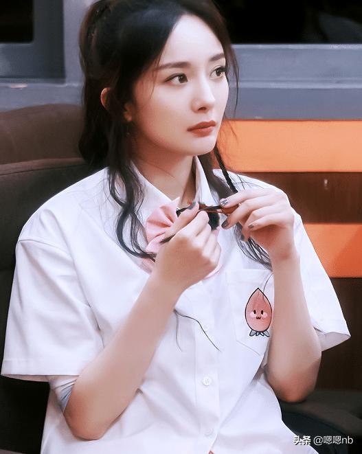 杨幂穿短裤坐着不方便，谁注意她的坐姿？一般