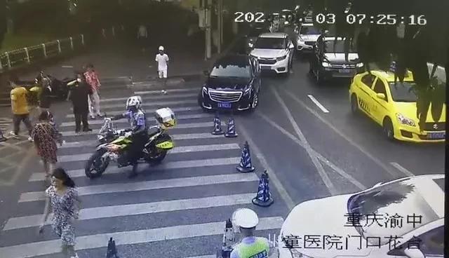 重庆|渝中警讯丨渝中交巡警快速护送患儿就医