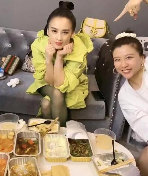 挤掉原配、生下两儿子，以为坐正的她原来还一直活在斗小三的路上