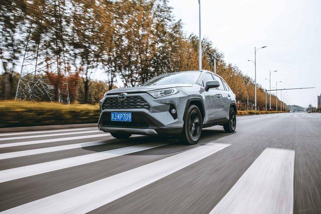 试驾丨每公里只需3毛钱的家用利器，全新一代丰田RAV4荣放双擎