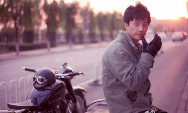 坎坷的黄轩：12岁父母离婚，19岁被张艺谋“忽悠”，21岁成孤儿