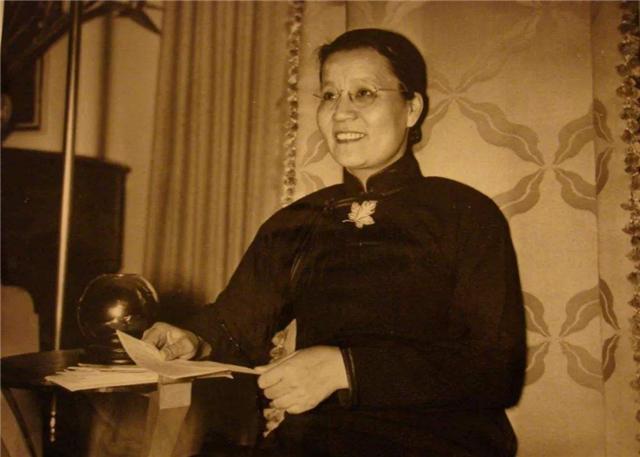 她曾一个月失去4位亲人，35岁当校长，88岁当副省