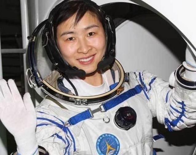 中国第一位女航天员，落地后很久没有消息，如今过得怎么样？
