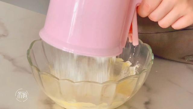 别直接吃咸蛋黄了，教你用咸蛋黄来做饼干，香浓酥脆，越吃越香