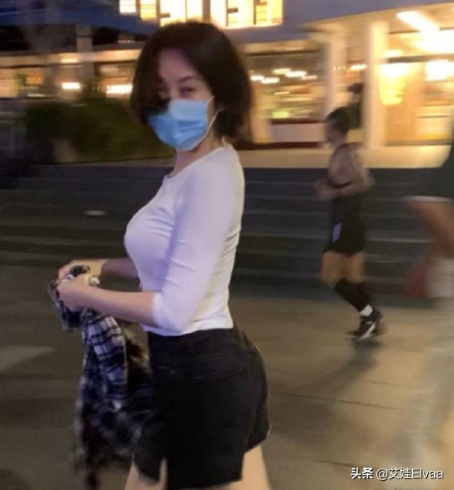 许晴|真·不老女神！许晴穿露脐装短裤夜走被偶遇 这蜂腰女团都自愧不如