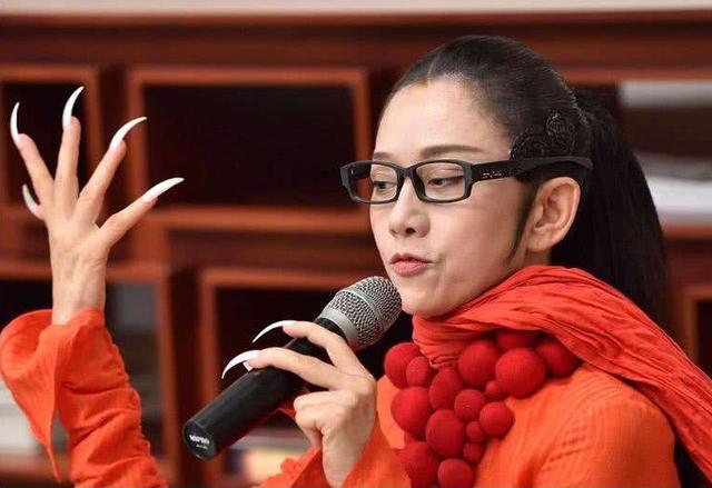 杨丽萍：价值3000万的别墅“月亮宫”，鲁豫曾前往探访直言：想住