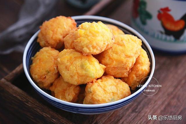 南瓜的新吃法，和面粉、鸡蛋一起做成丸子，比肉丸子还受欢迎