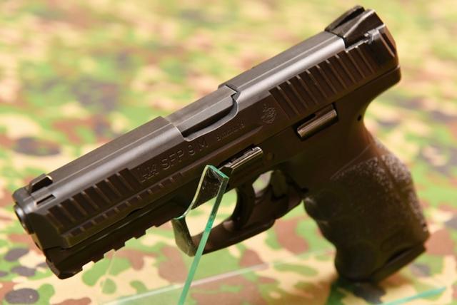 大阅兵新枪迎来劲敌？日本计划换装20式步枪，满