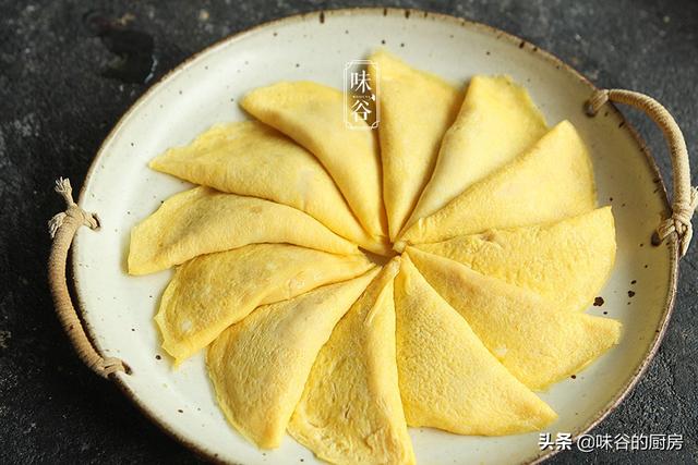 黄金蛋饺在家做，多加一样东西，煎出来的饺子不破皮，又香又嫩