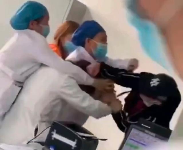 疫情快过去了，有人开始“殴打医生”了！